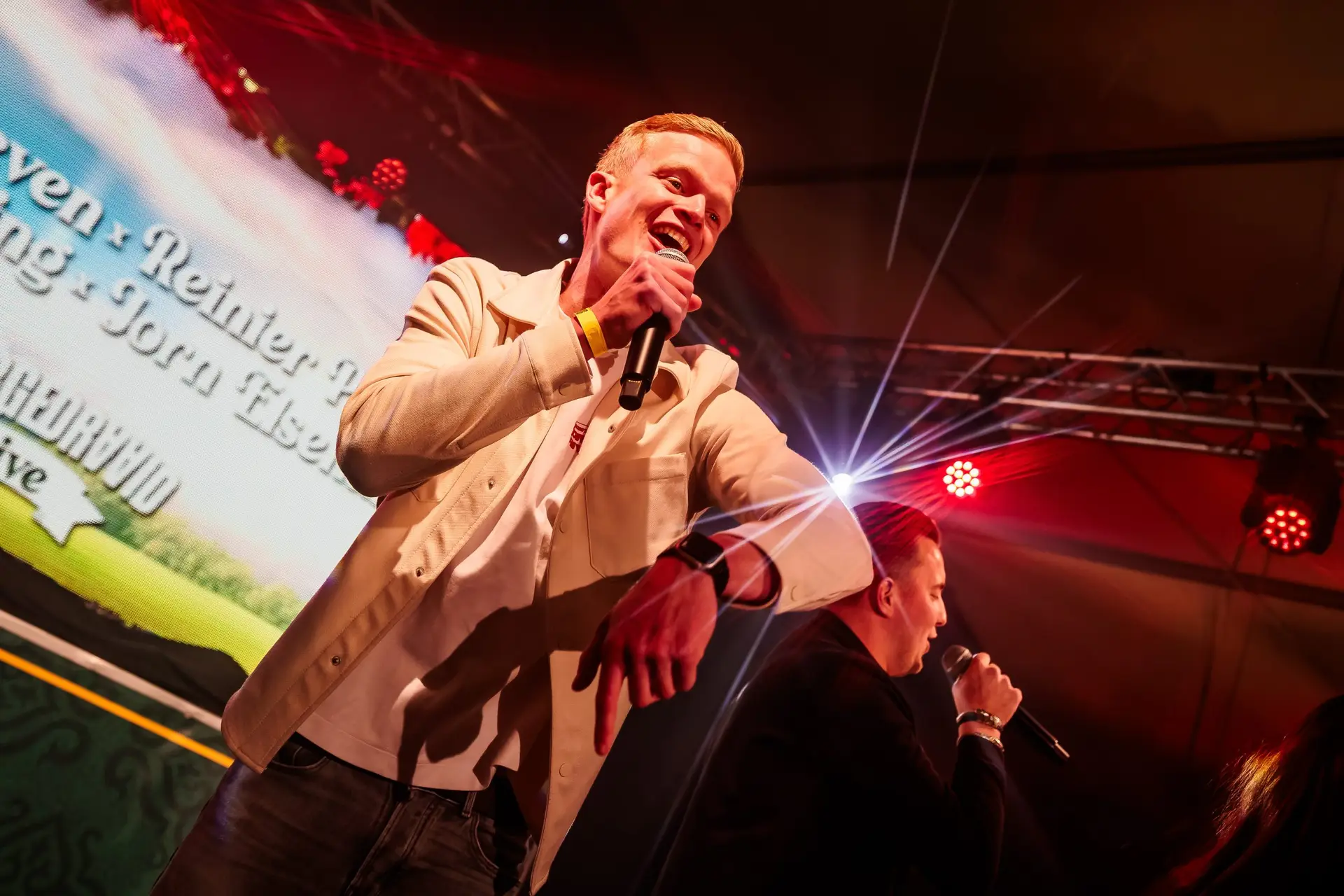 Reinier Peters en collega-artiesten tijdens live optreden op festival