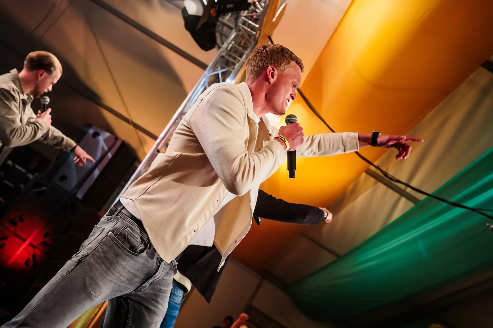 Optreden met lichtshow en publiek – Reinier Peters brengt sfeer op elk feest