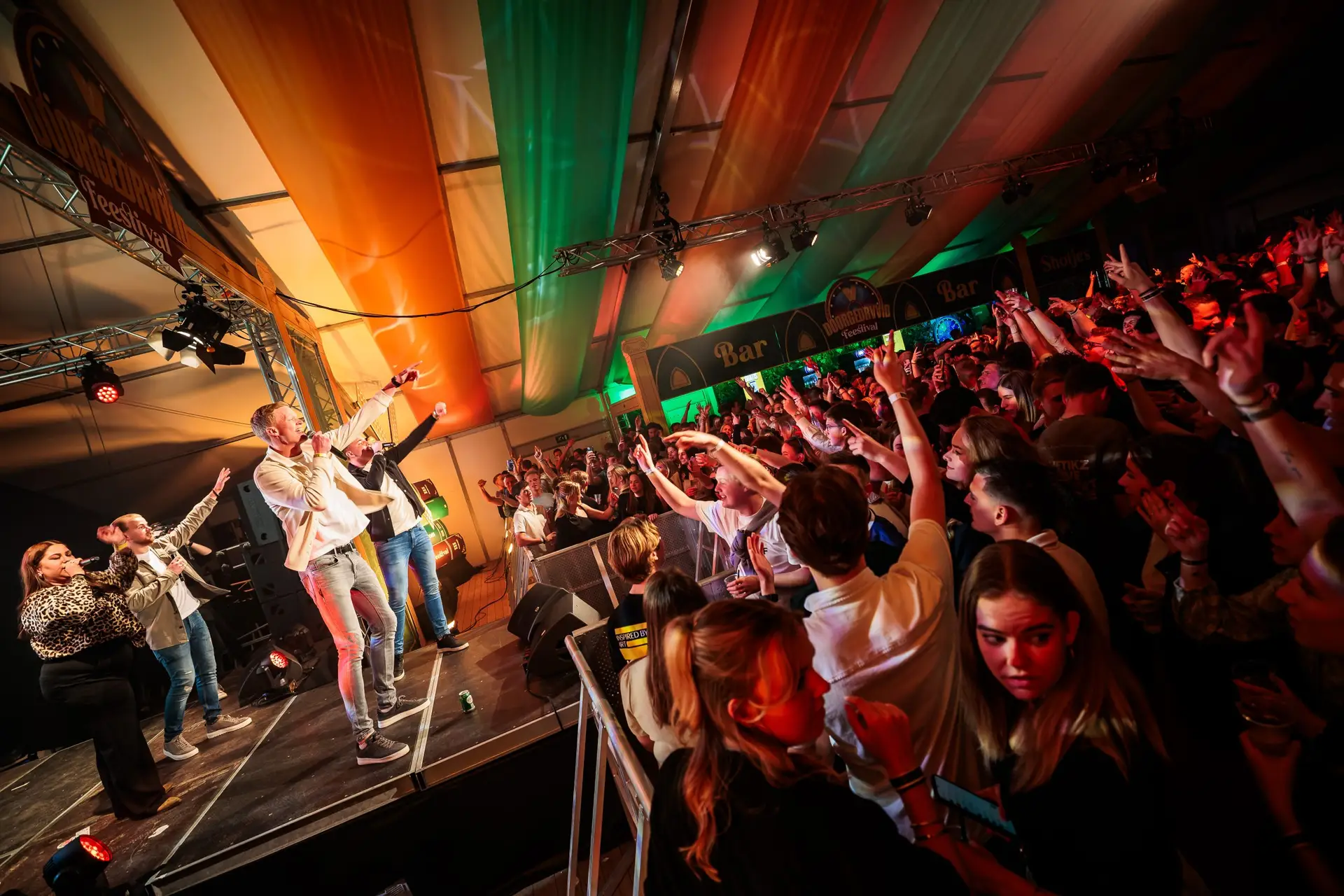 Nederlandstalige zanger op podium met publiek – Reinier Peters live