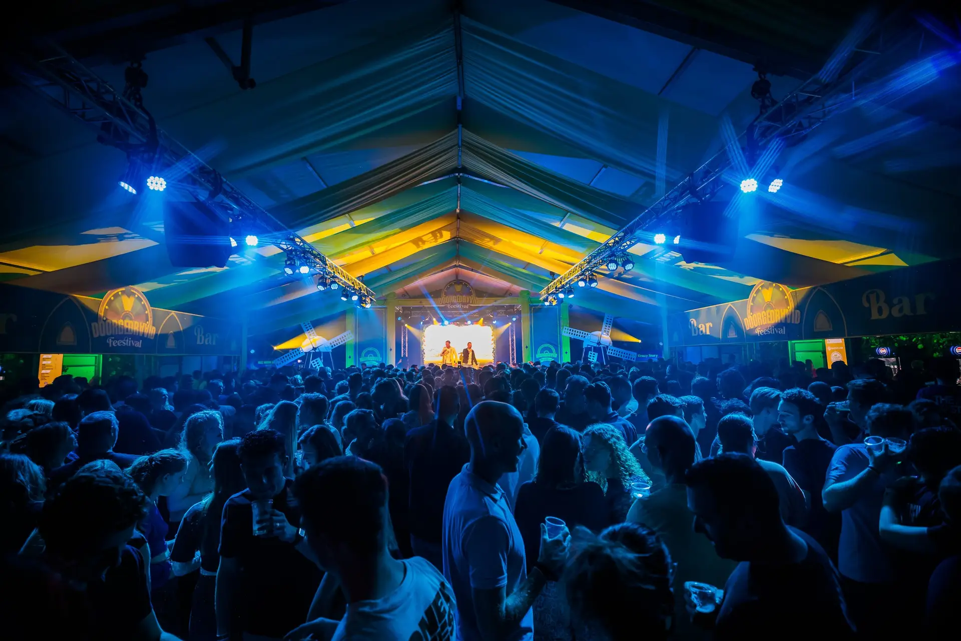 Reinier Peters entertaint het publiek – zanger voor dorpsfeest of bruiloft boeken