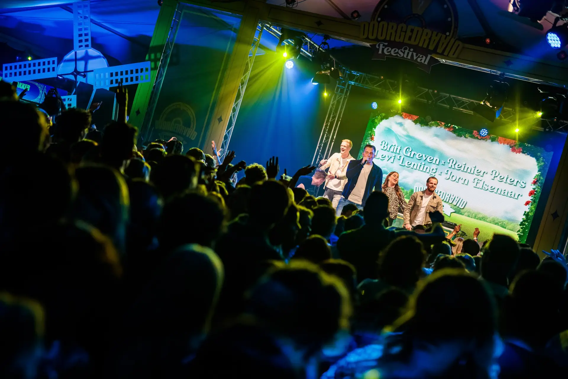 Volle feesttent tijdens optreden van Reinier Peters – sfeer en gezelligheid