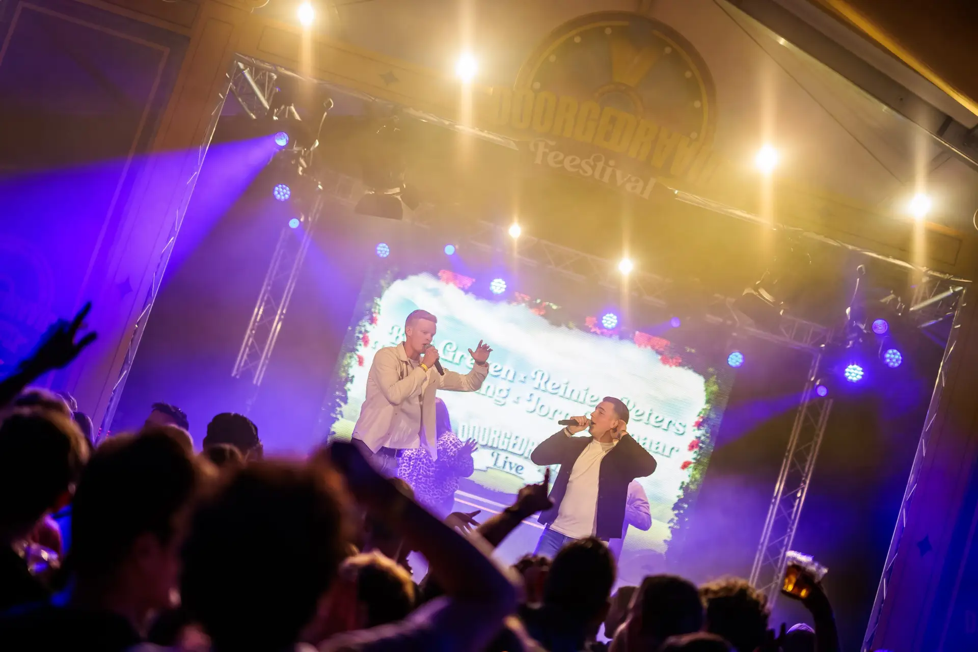 Live muziek van Reinier Peters op festival – feestzanger voor jong en oud
