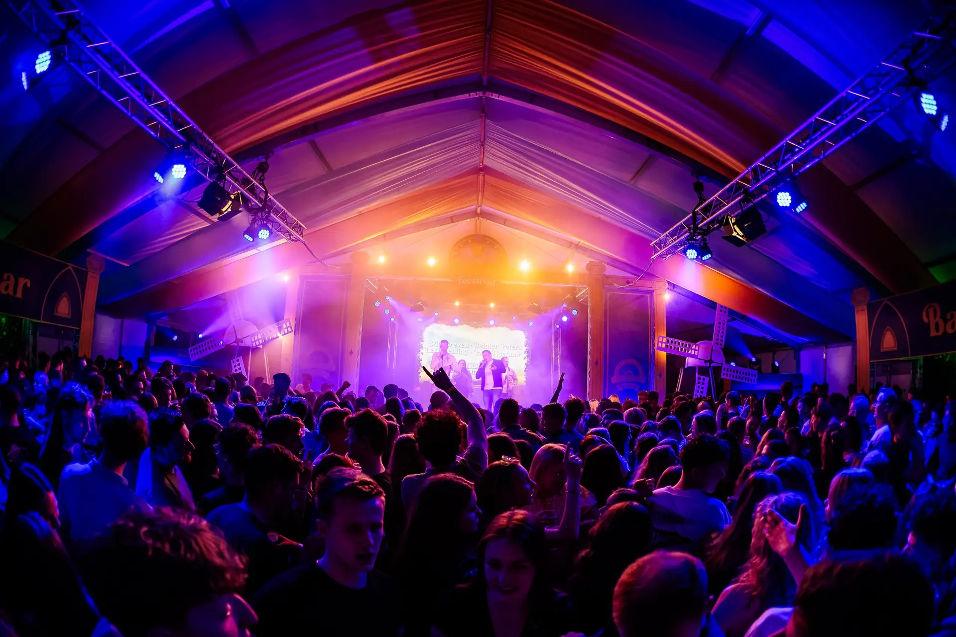 Reinier Peters tijdens een optreden op tentfeest – Nederlandstalige zanger boeken voor evenementen